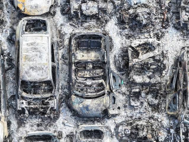 Incendio daña 140 vehículos en el aparcamiento de Gatwick (Fotos)